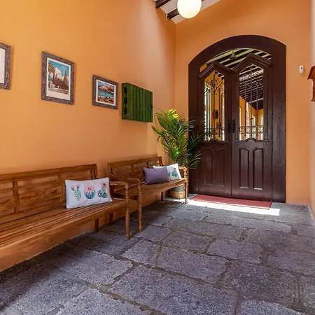 Casona Gildana: Historia, Patrimonio/e-working Feriehus *